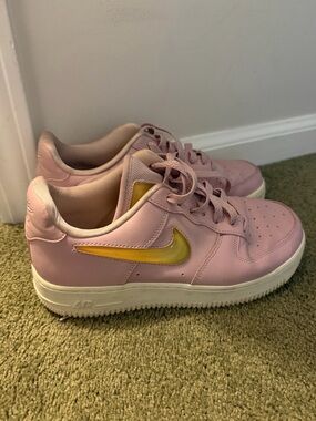 Nike Pink Low-Top Sneakers with puffy Swoosh